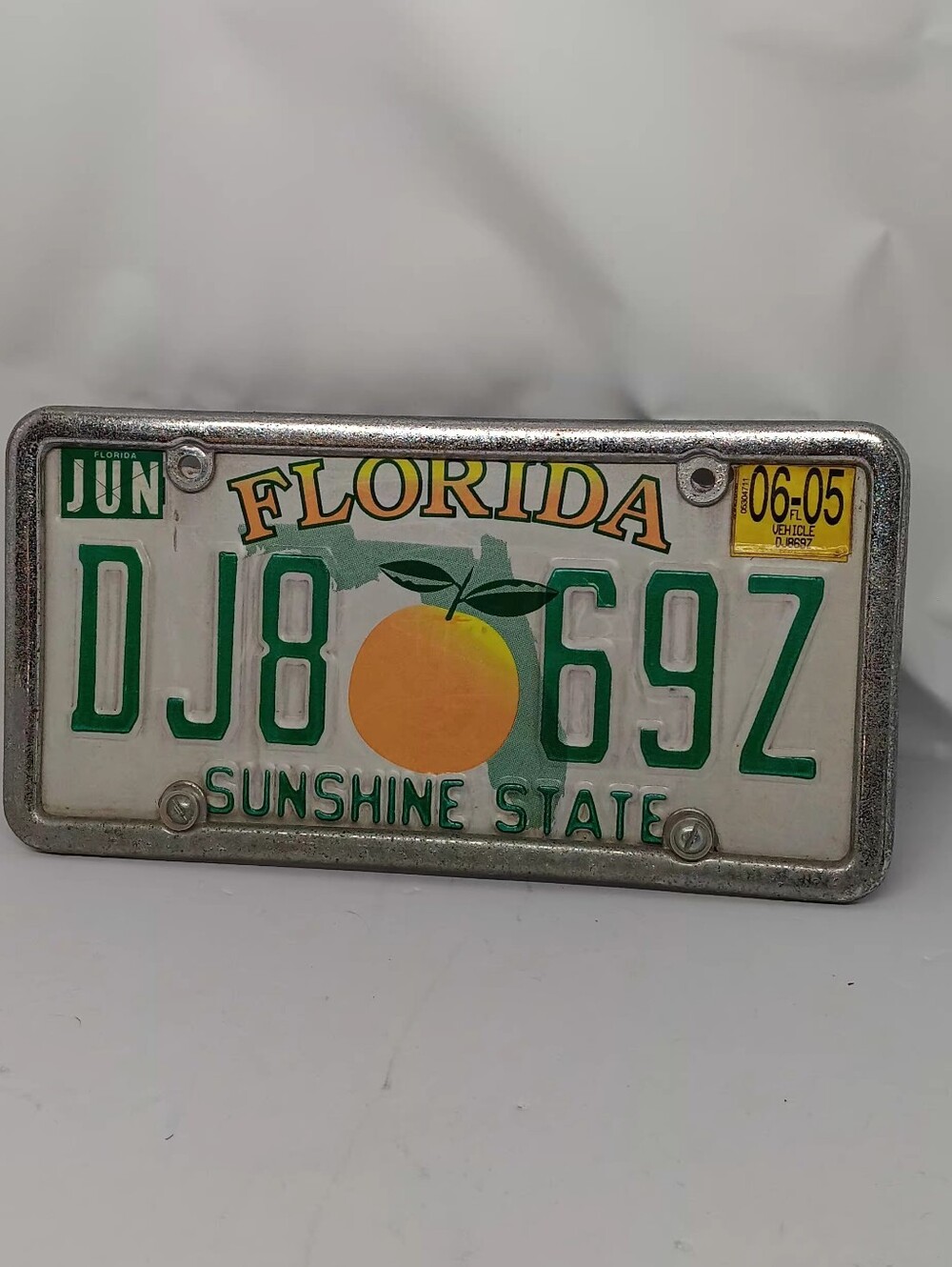 License Plate Vintage 2005 Florida Sunshine State with Peach Graphic DJ8 69Z